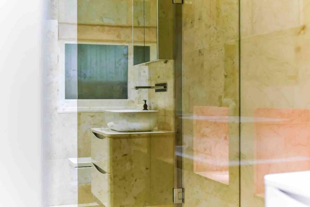 Luxury Modern Apartment Лондон Экстерьер фото